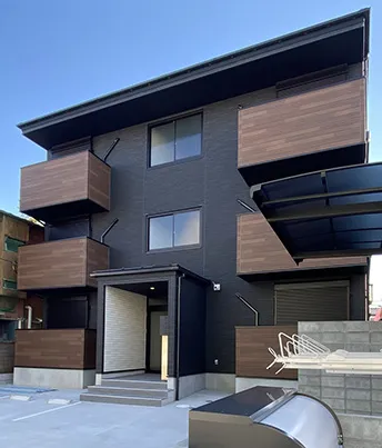 ベイルームシリーズ外観 黒と茶色の外壁のアパート